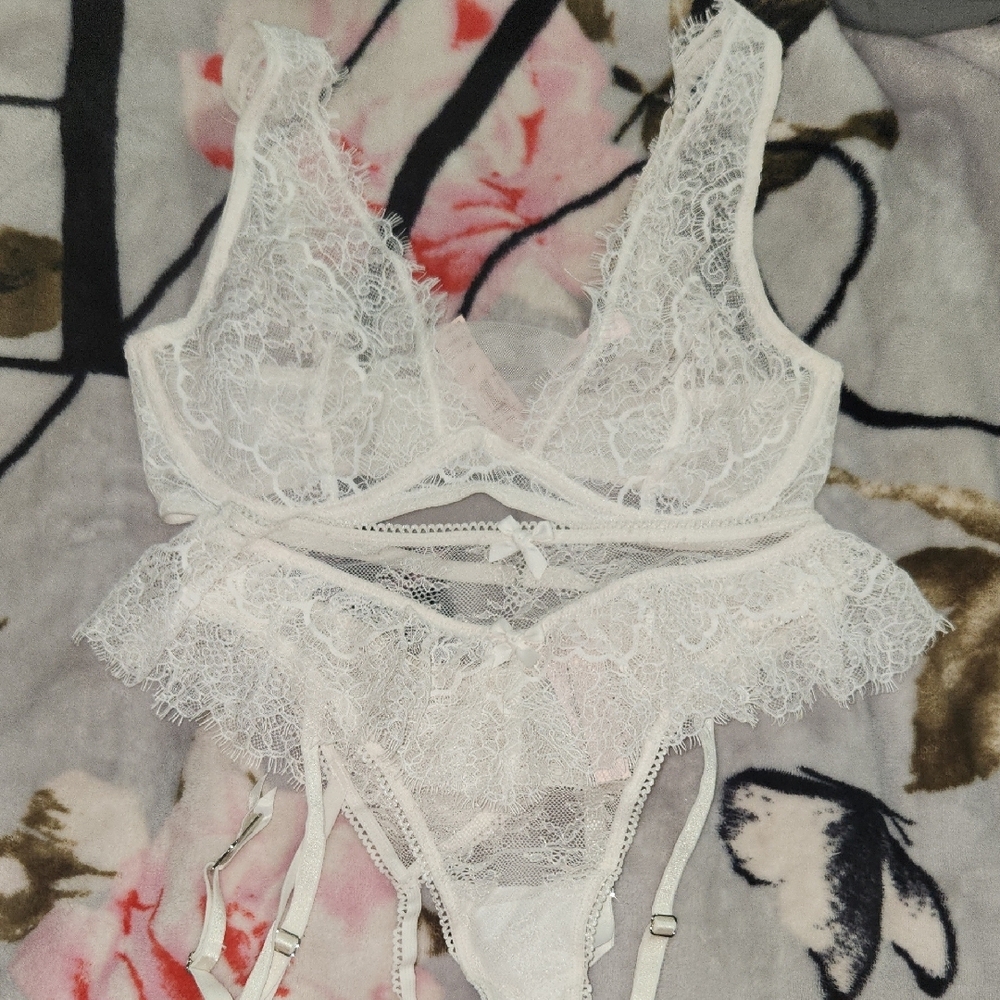 Victoria's Secret White Lace Plunge Bra